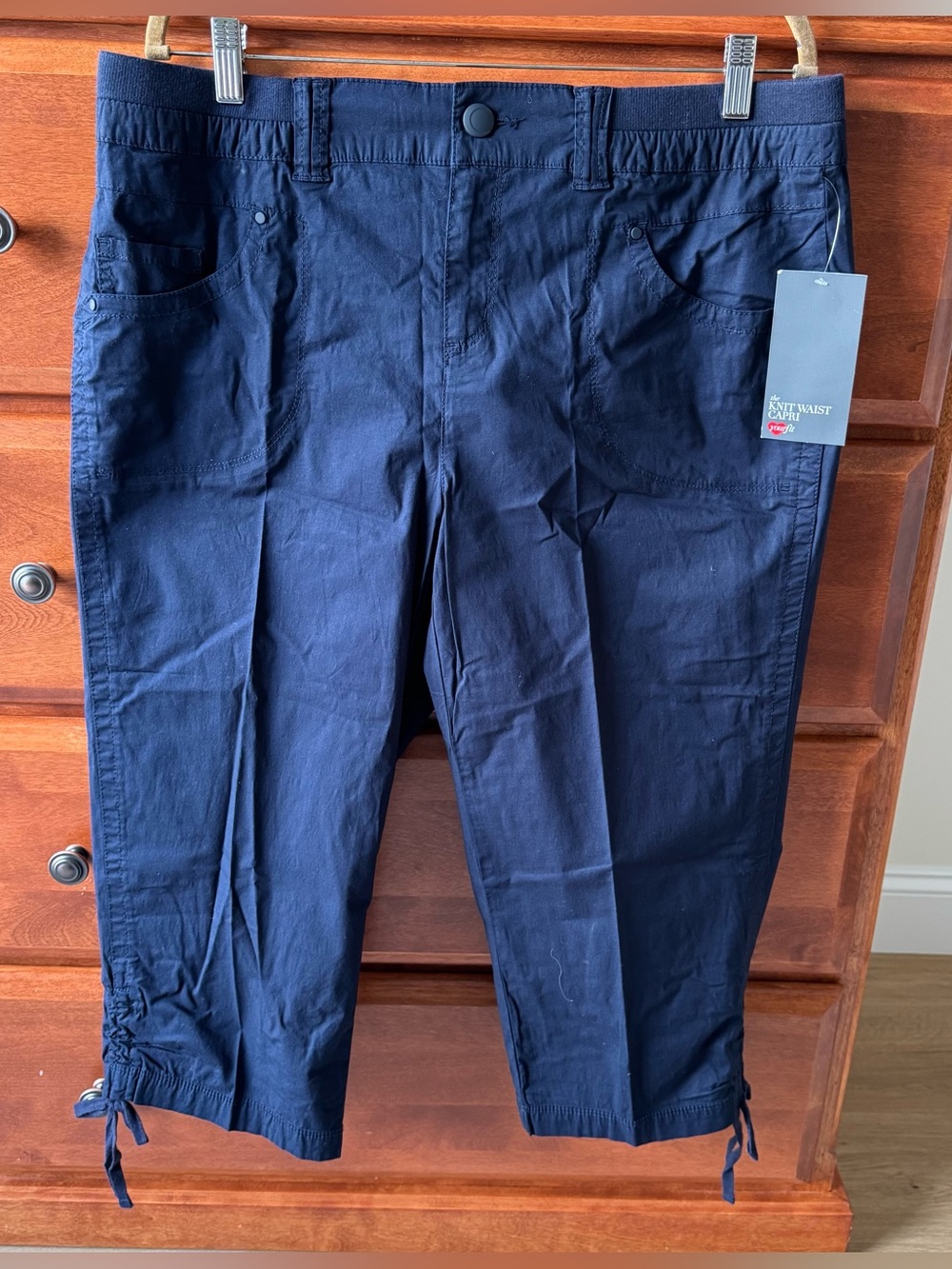 Avenue The Knit Waist Capri Pant In Navy